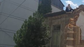 Prof. Ion Ilișescu s-a urcat pe Casa Morțun pentru a solicita oprirea demolării acesteia