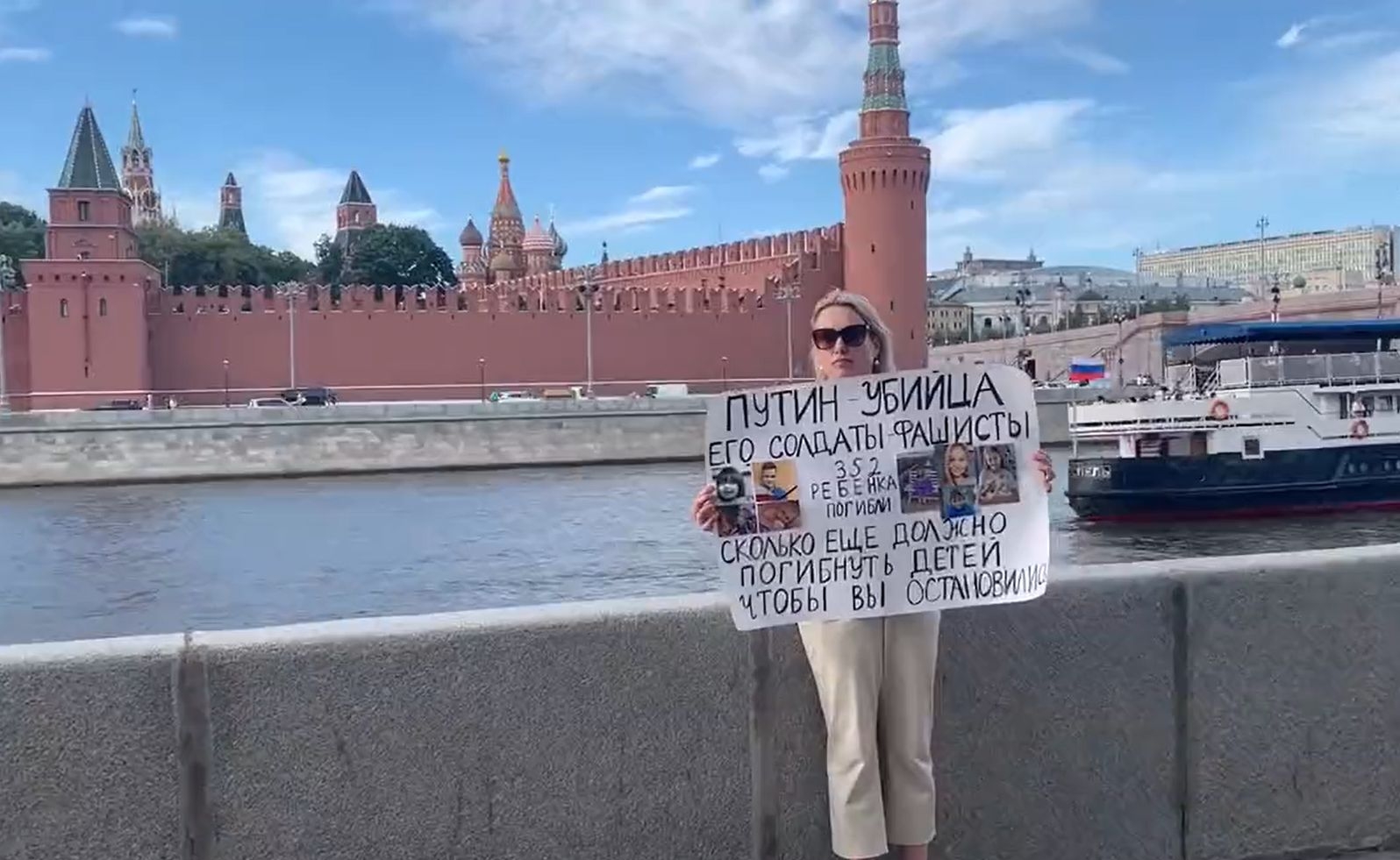 Protest al jurnalistei ruse Marina Ovsyannikova în fața Kremlinului
