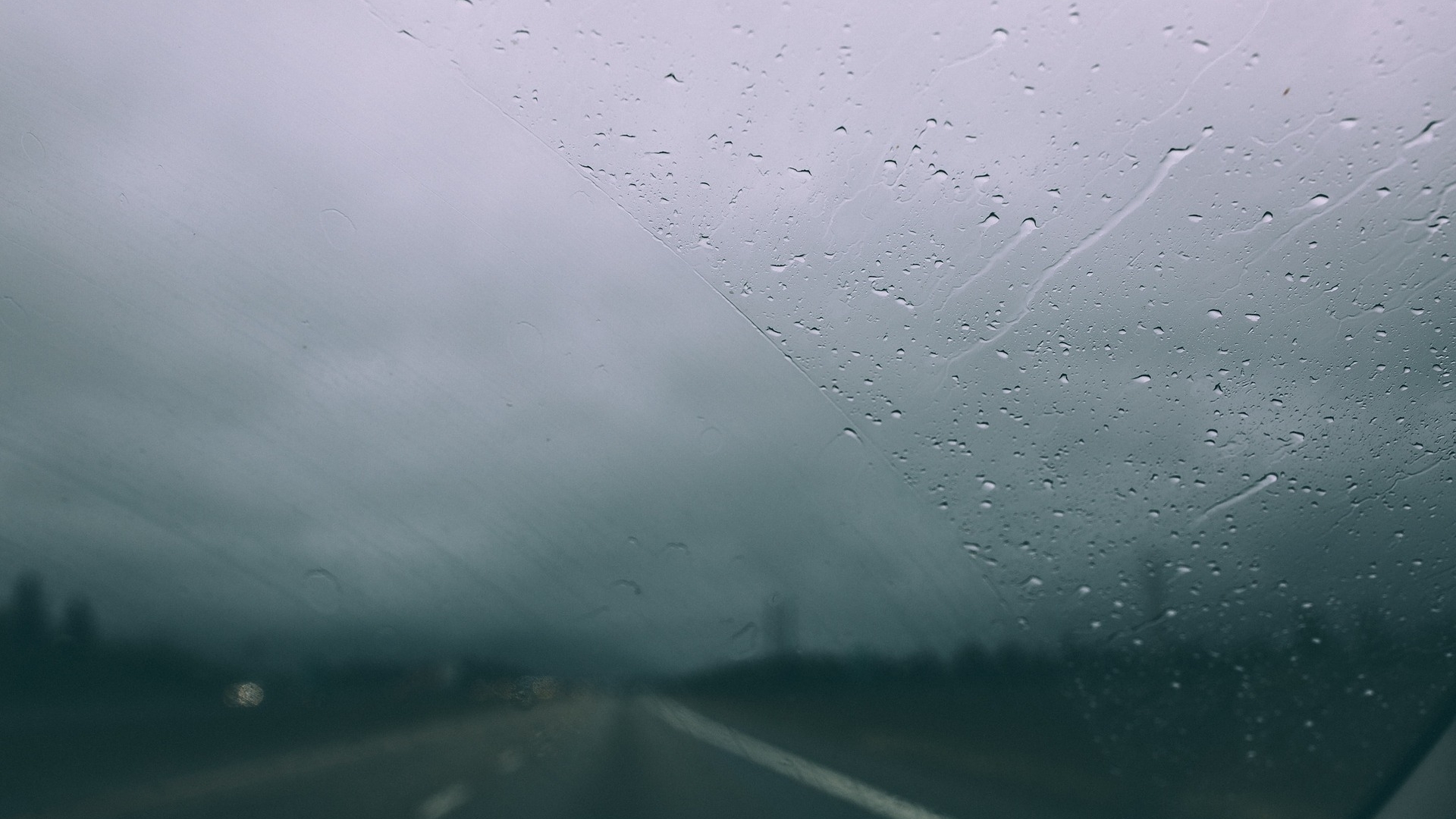 Plouă torenţial pe autostrada A2
