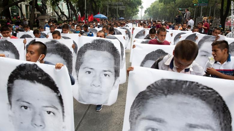 Demonstratie cu fotografiile celor 43 de studenți dispăruti