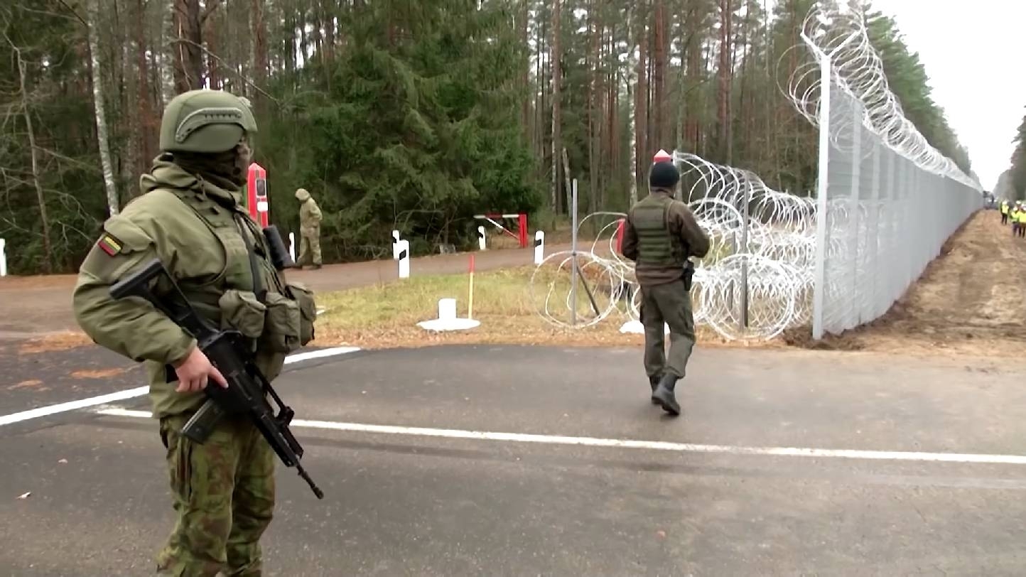 Lituania a finalizat construcţia barierei de-a lungul frontierei sale cu Belarus / Youtube