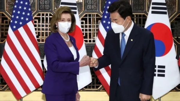 Nancy Pelosi și omologul sud-coreean  Kim Jin-pyo
