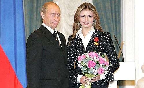 Kabaeva premiată de Putin în 2005 / Kremlin