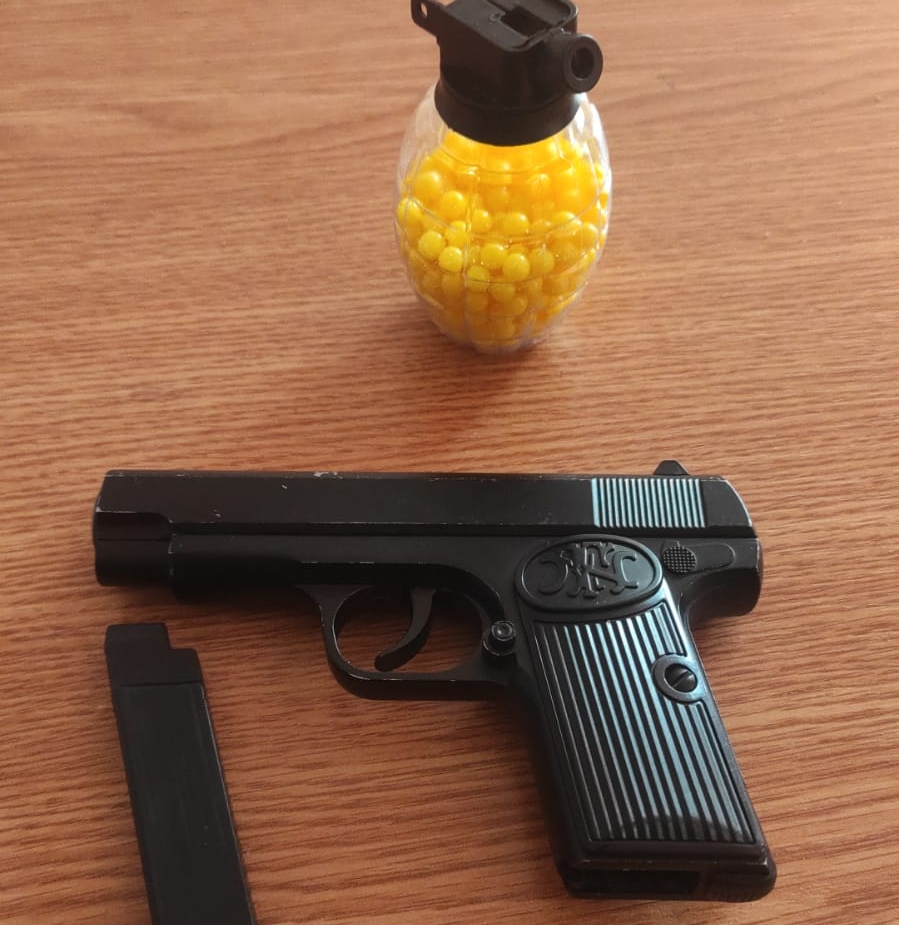 Pistol cu bile folosit de un elev în sala de clasă