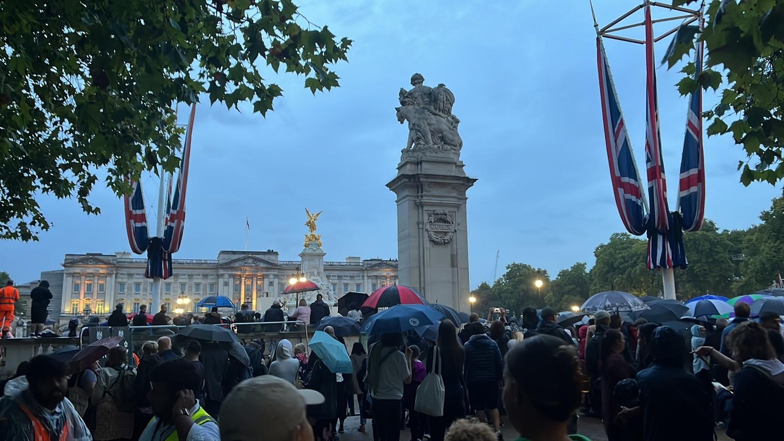 Mulțimea așteaptă sicriul Reginei la Palatul Buckingham