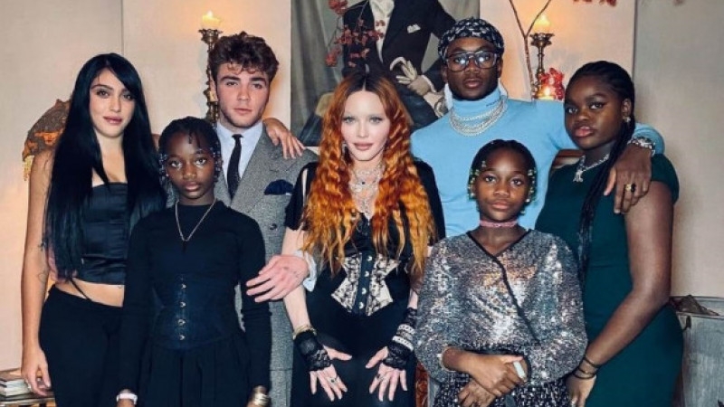 Madonna alături de copiii săi