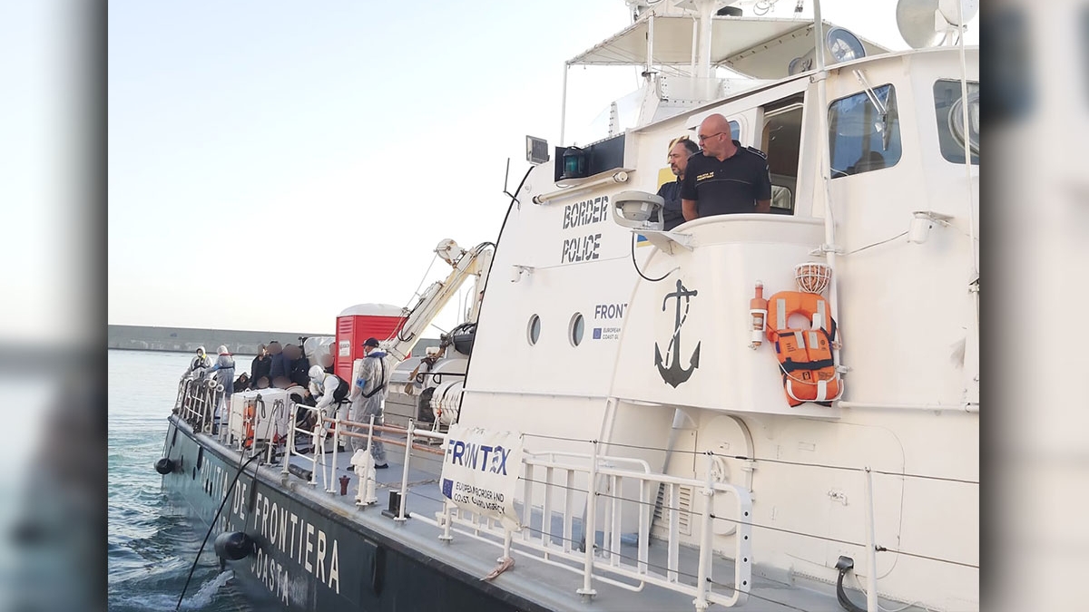 Aproximativ 500 de persoane salvate din apele Mării Mediterane de poliţiştii de frontieră români / Facebook