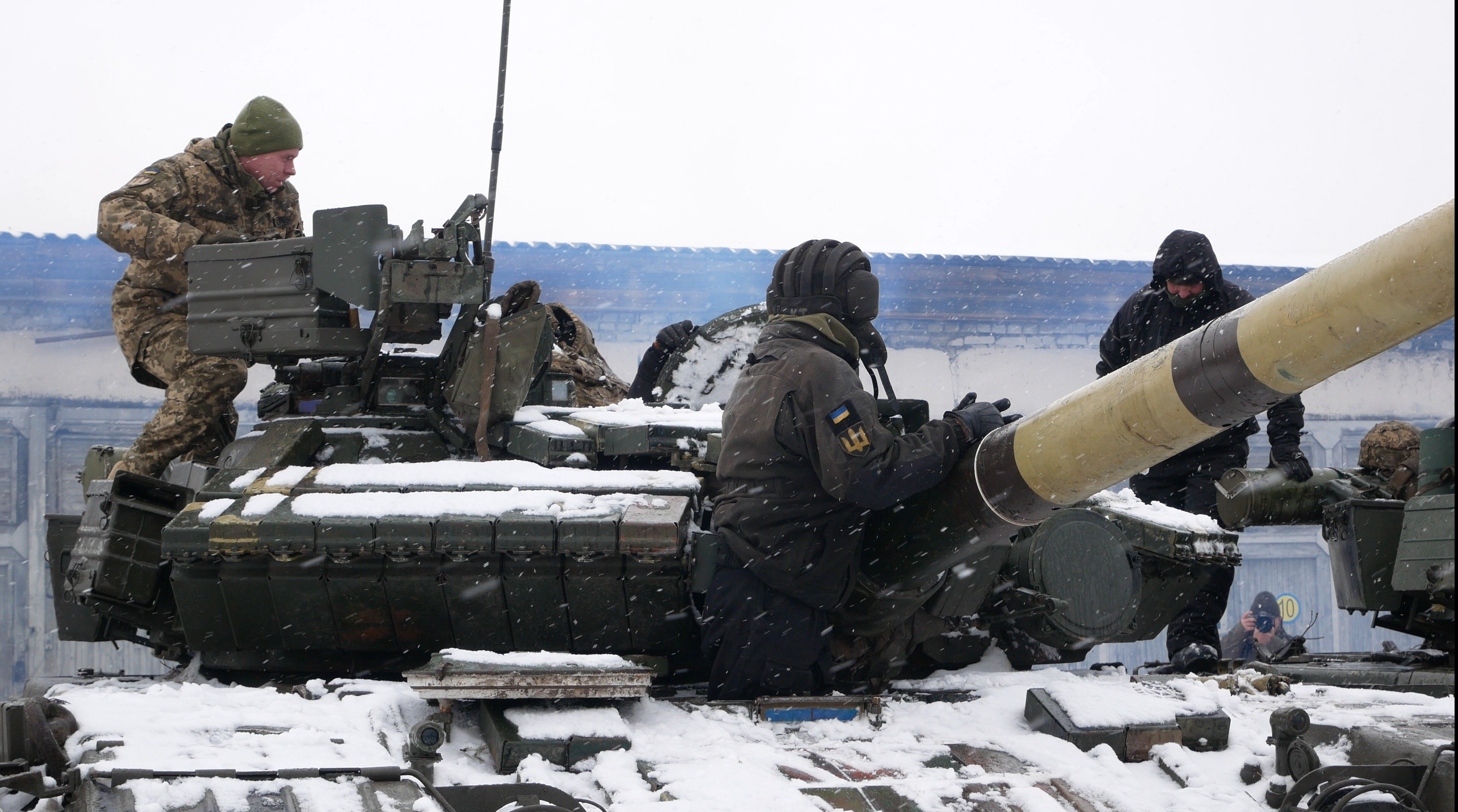 Soldați ucraineni la turela unui tanc