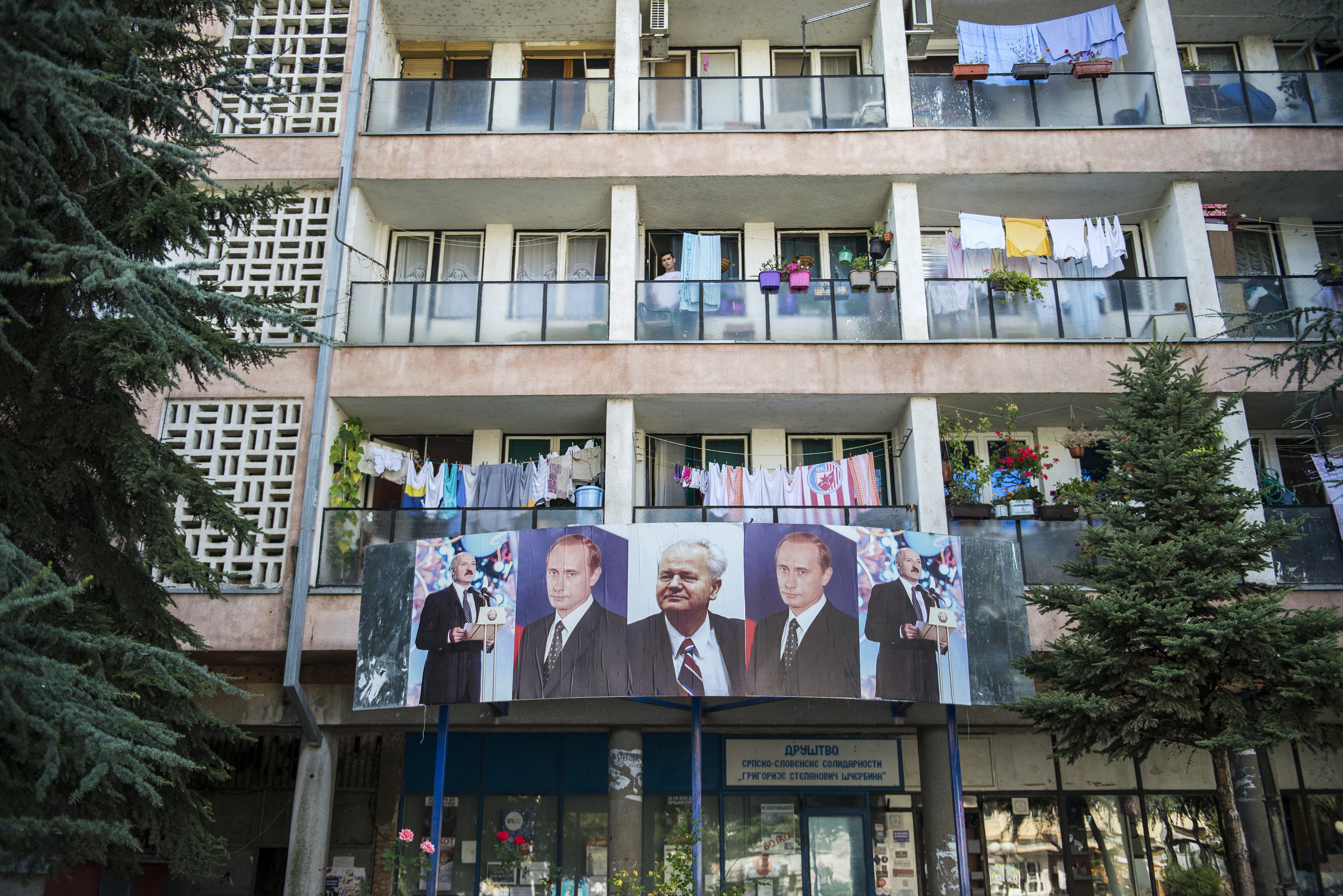 Fotografiile lui Slobodan Milosevic Vladimir Putin și Alexander Lukașenko sunt afișate pe un imobil din nordul orașului Mitrovița din Kosovo locuit de etnici sârbi.