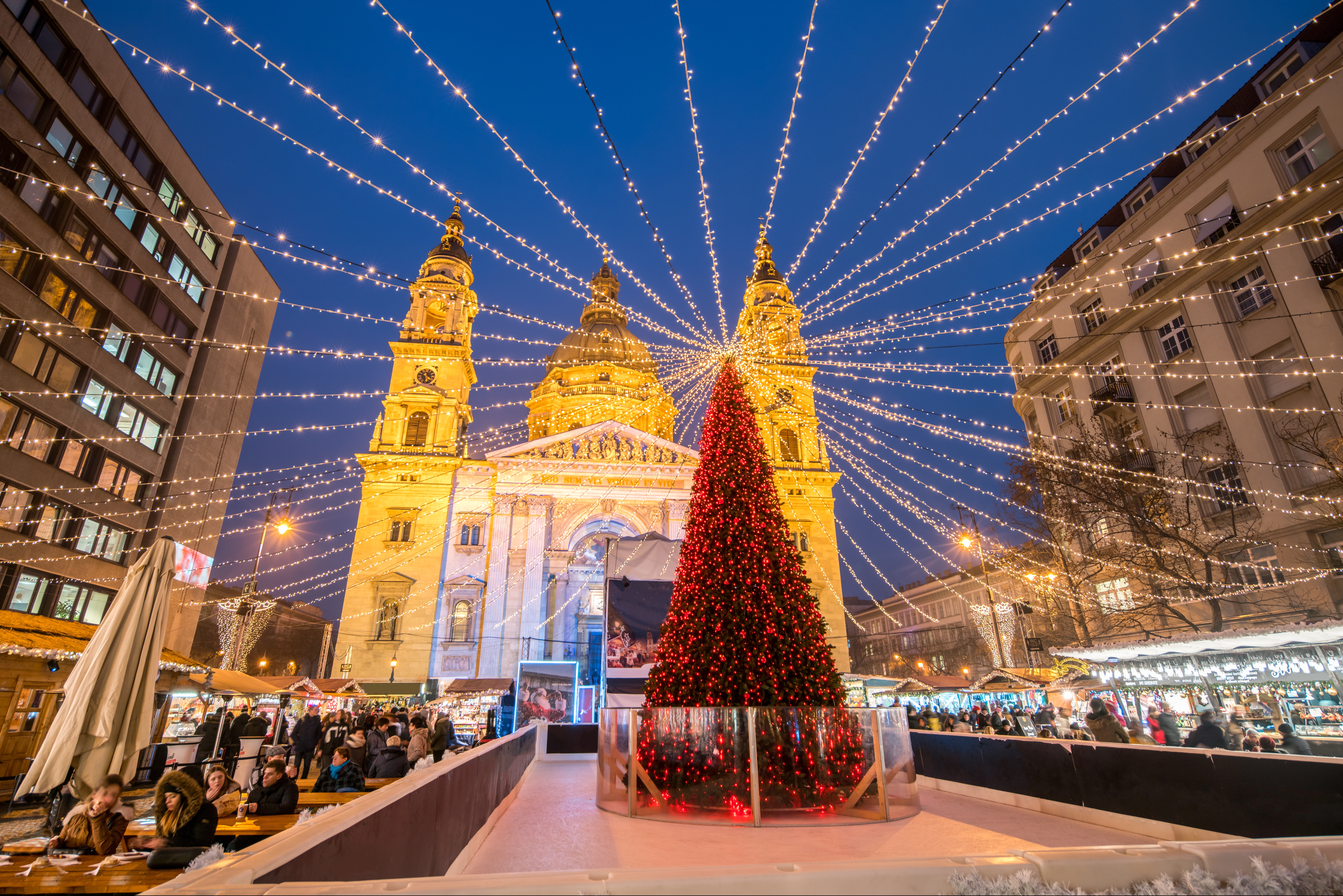 Târgul de Crăciun din Vörösmarty și Bazilica Sfântul Ștefan Budapesta Ungaria