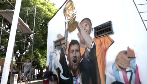 Pictură murală a lui Messi cu trofeul Cupei Mondiale
