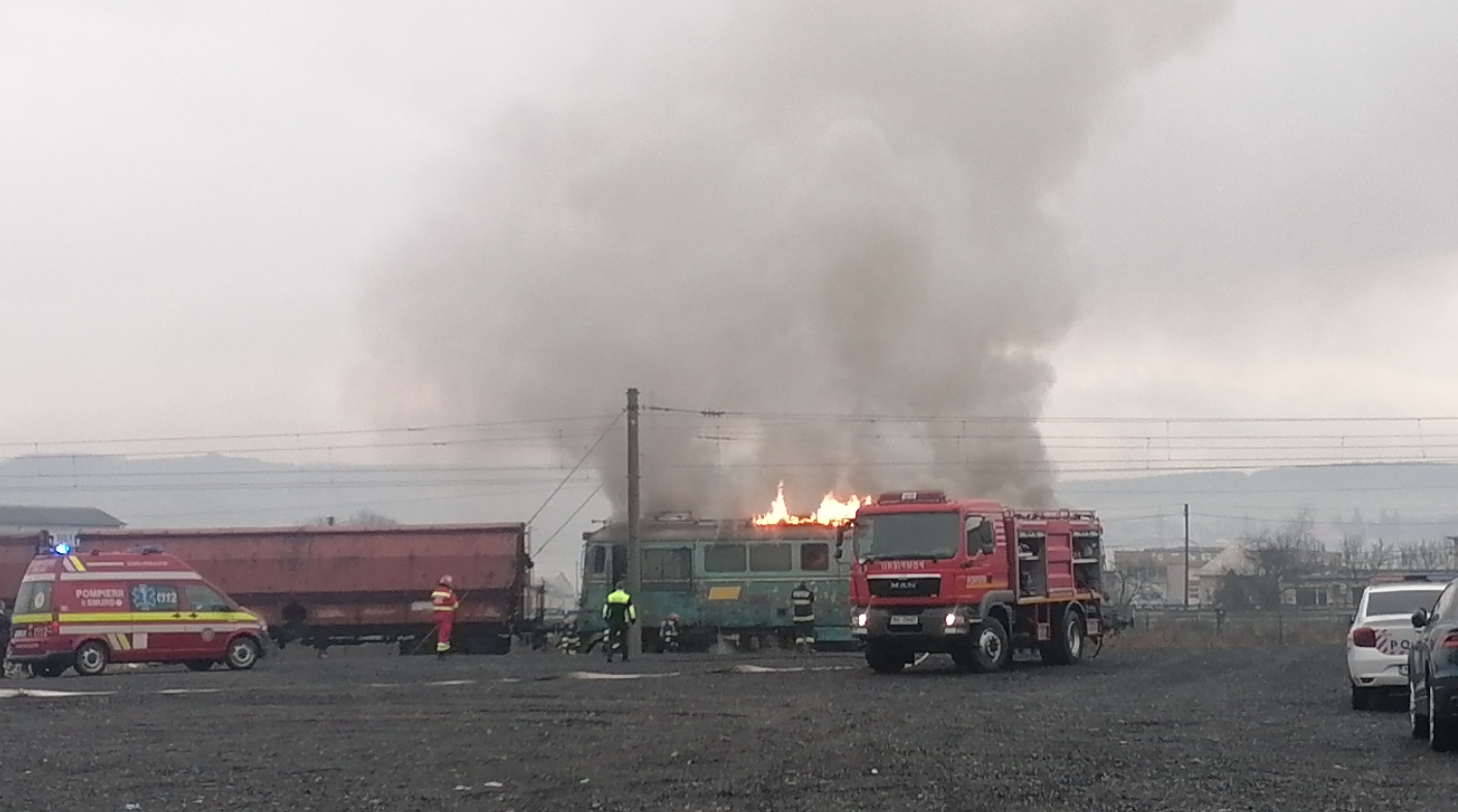 Locomotivă în flăcări pompieri