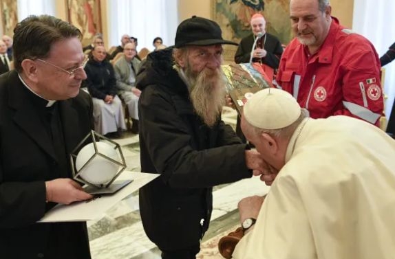 Papa Francisc i-a oferit un premiu unui barbat fara adapost