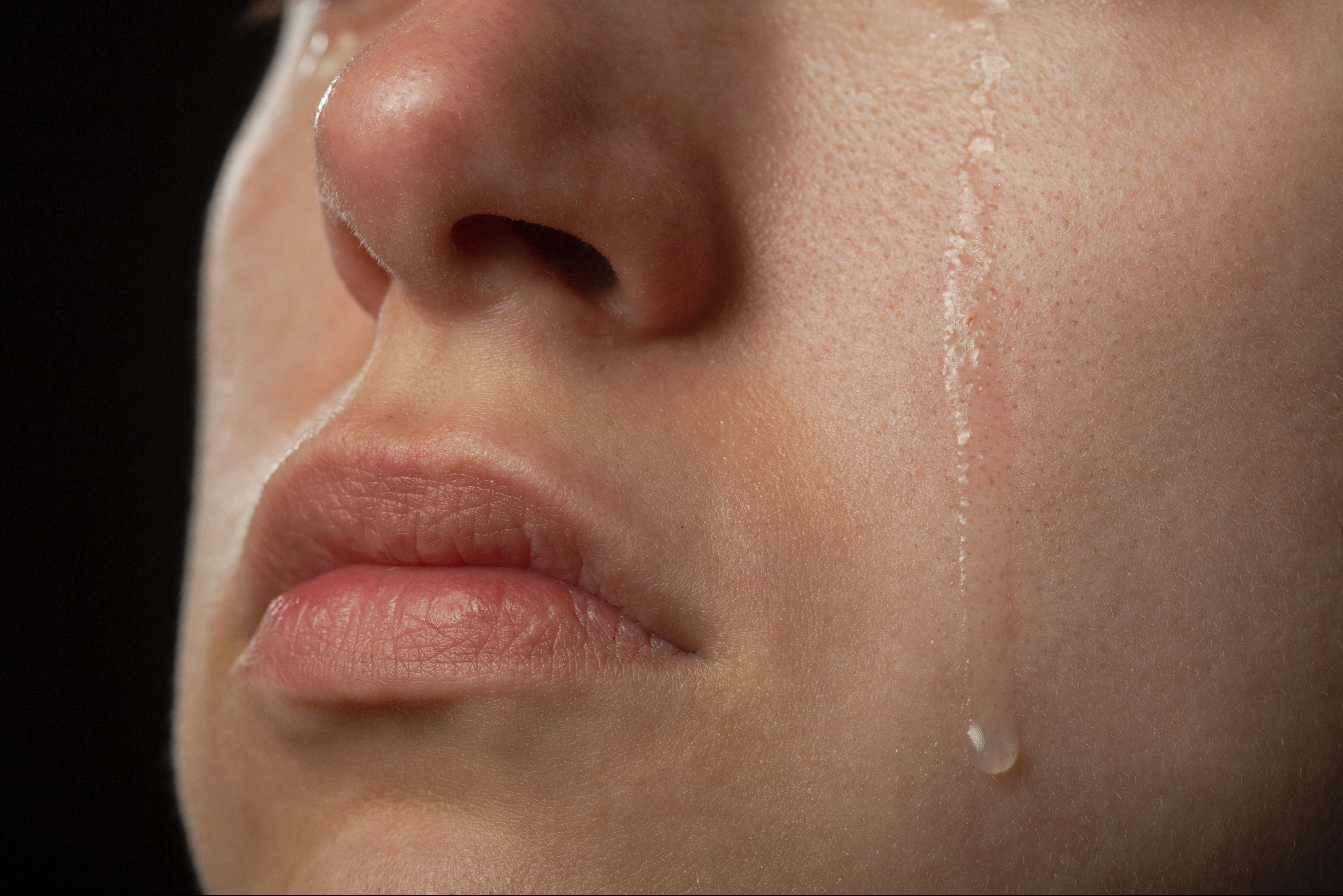 Potențialul științific al plânsului. O artistă a transformat lacrimi umane într-un mini-ecosistem marin