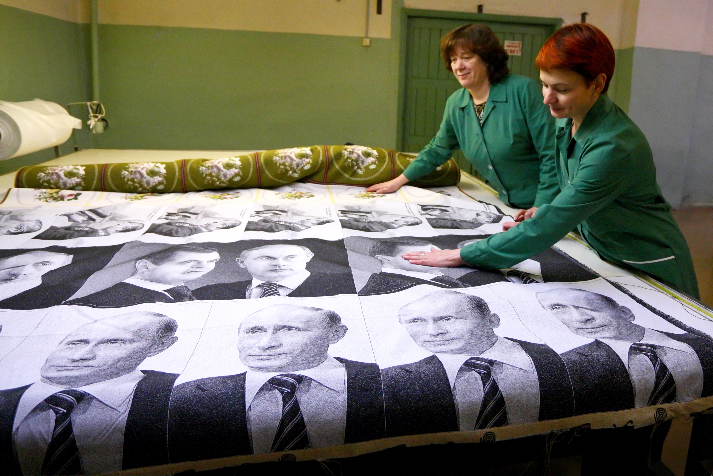 O linie de producție din Vîrița regiunea Leningrad cu portrete ale președintelui rus.