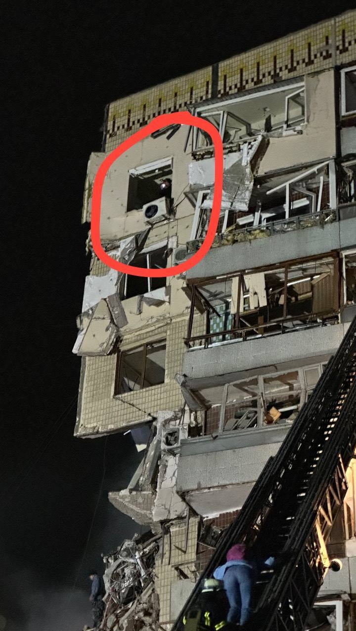 Semnal cu lanterna de la un etaj distrus - Dnipro