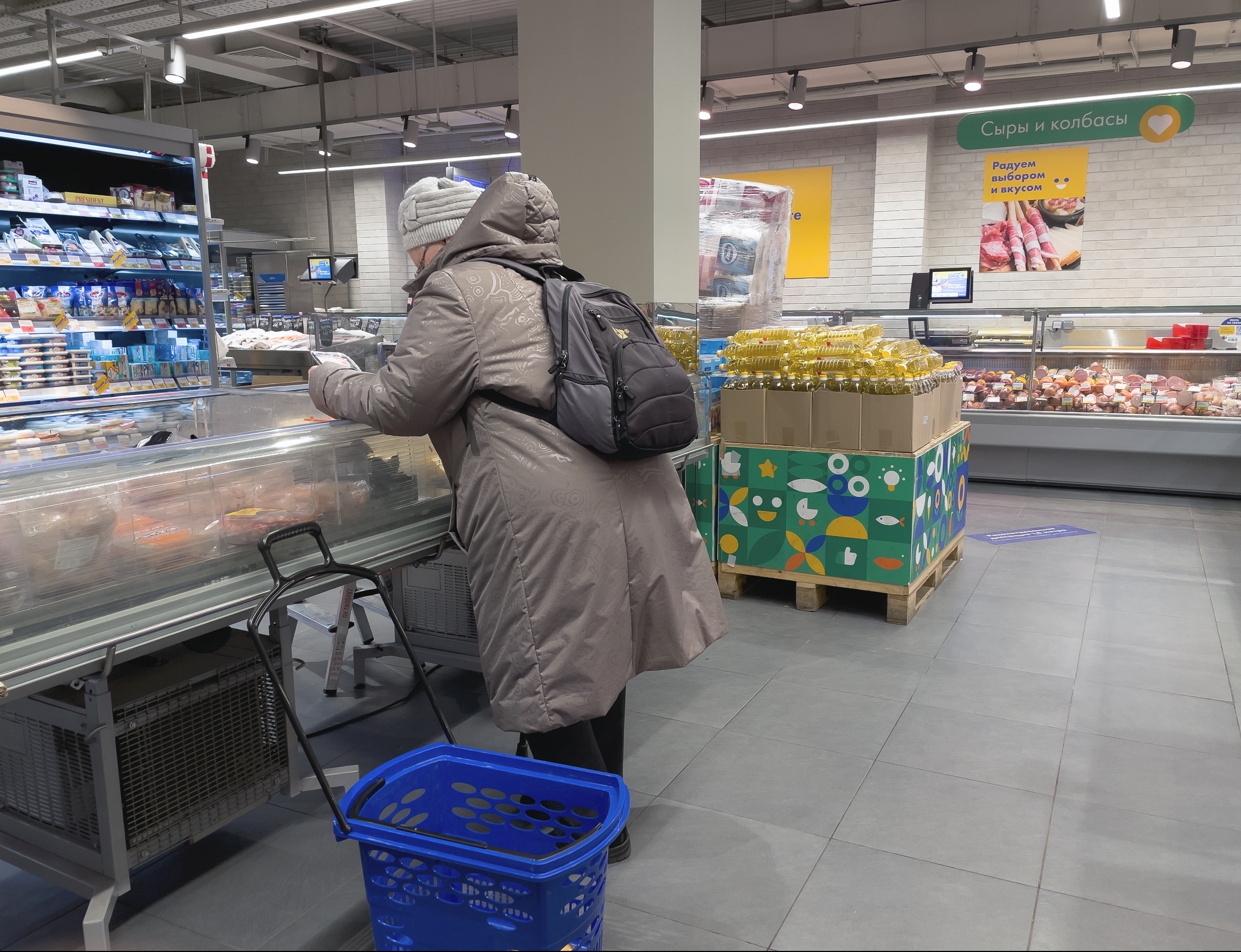 O pensionară într-un magazin alimentar din Moscova