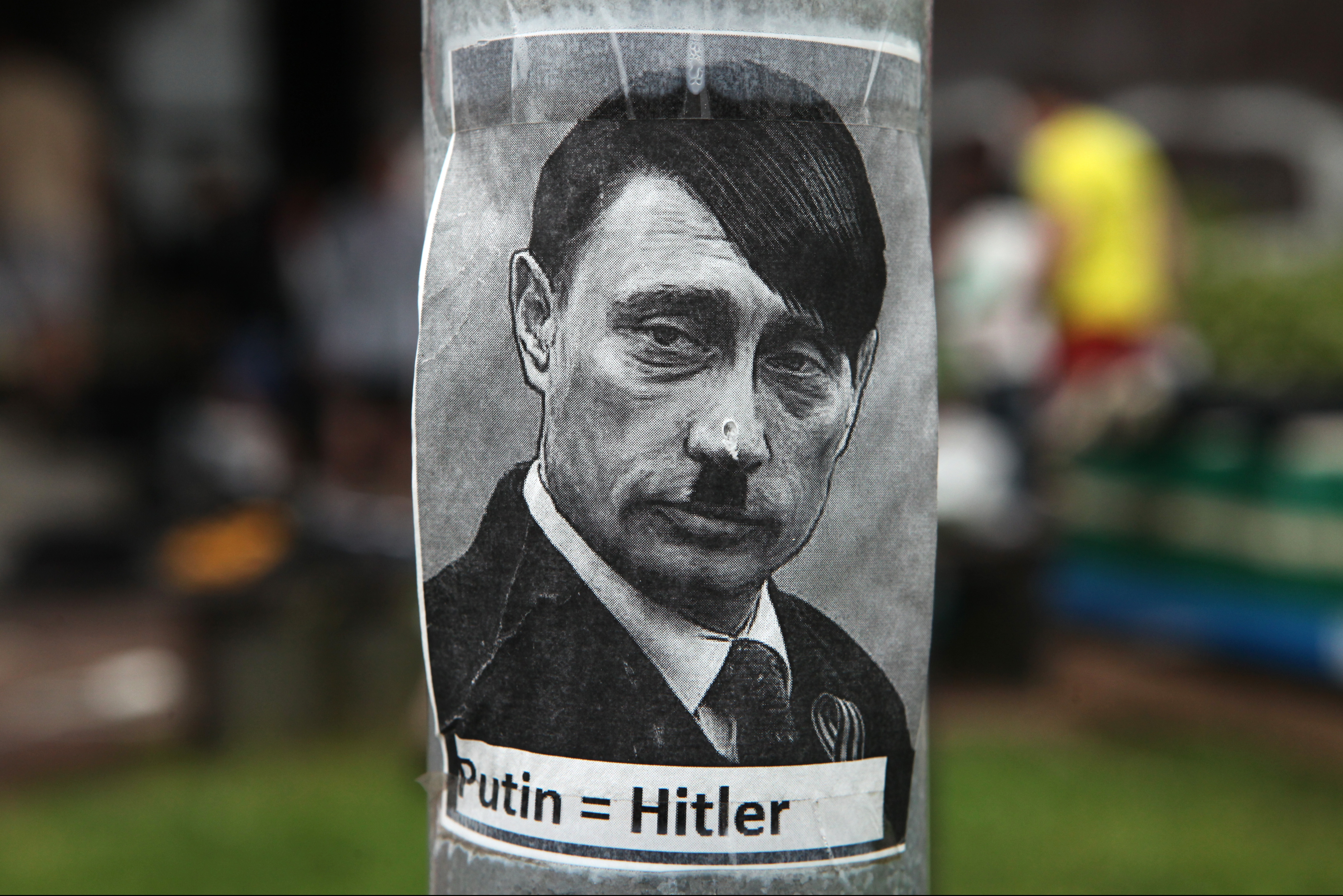 Autocolant care îl înfățișează pe Vladimir Putin drept Adolf Hitler