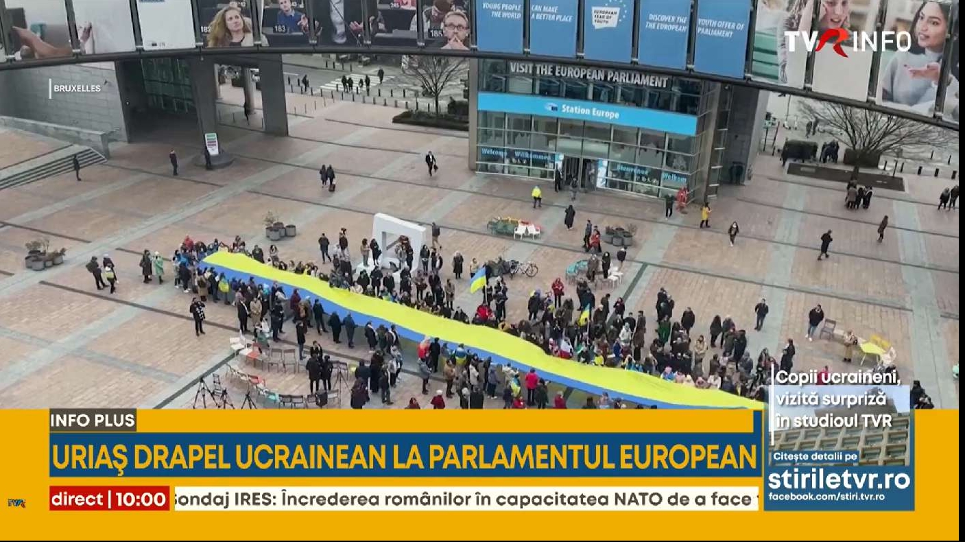 Un uriaș drapel ucrainean la Parlamentul European