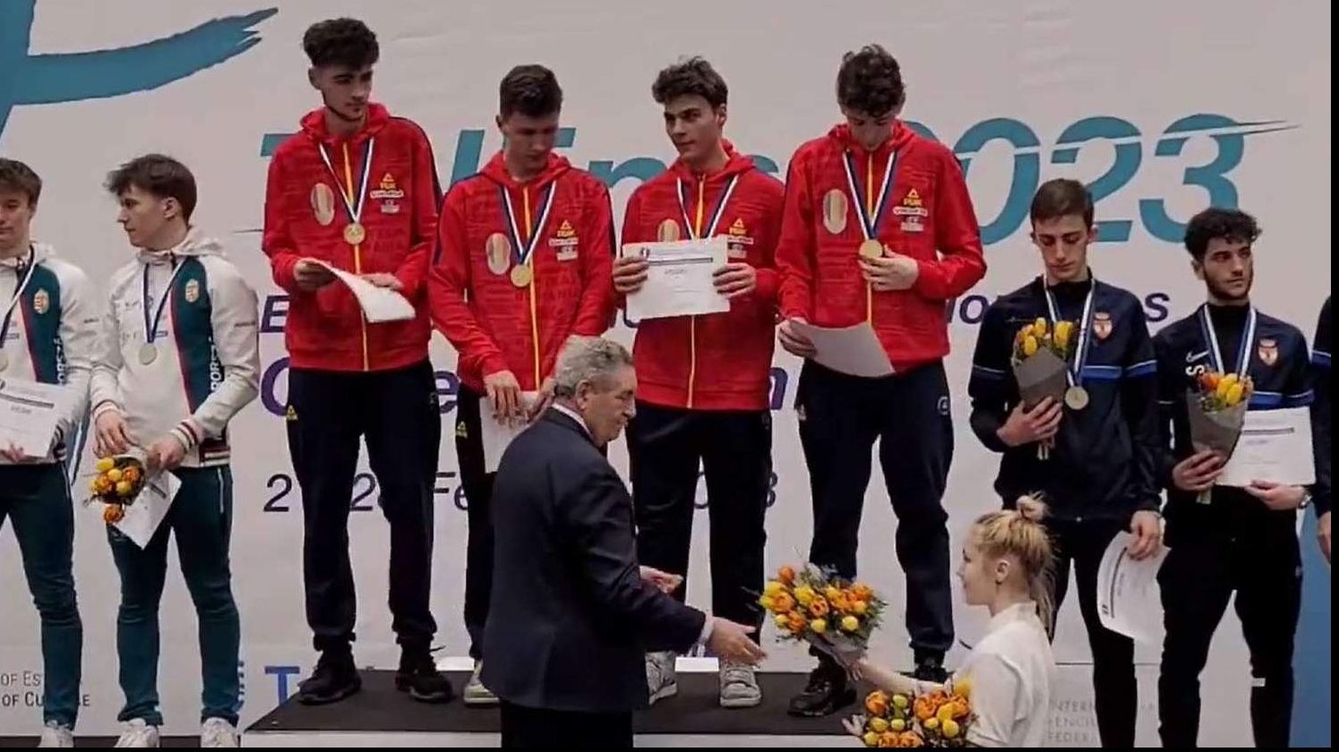 Echipa masculină de sabie a României medaliată cu aur la Europenele de juniori