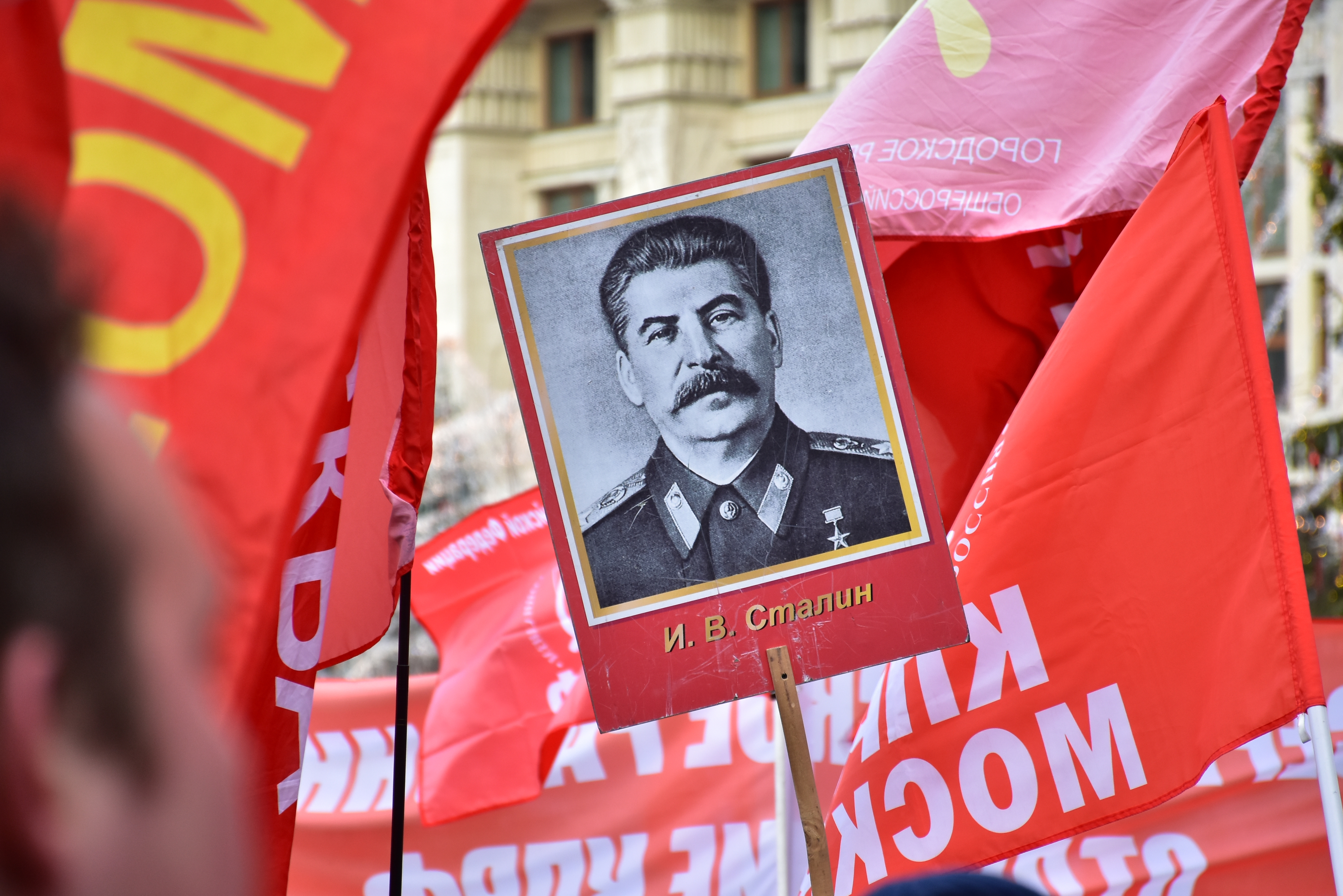 O pancartă cu Stalin la un marș Partidului Comunist rus