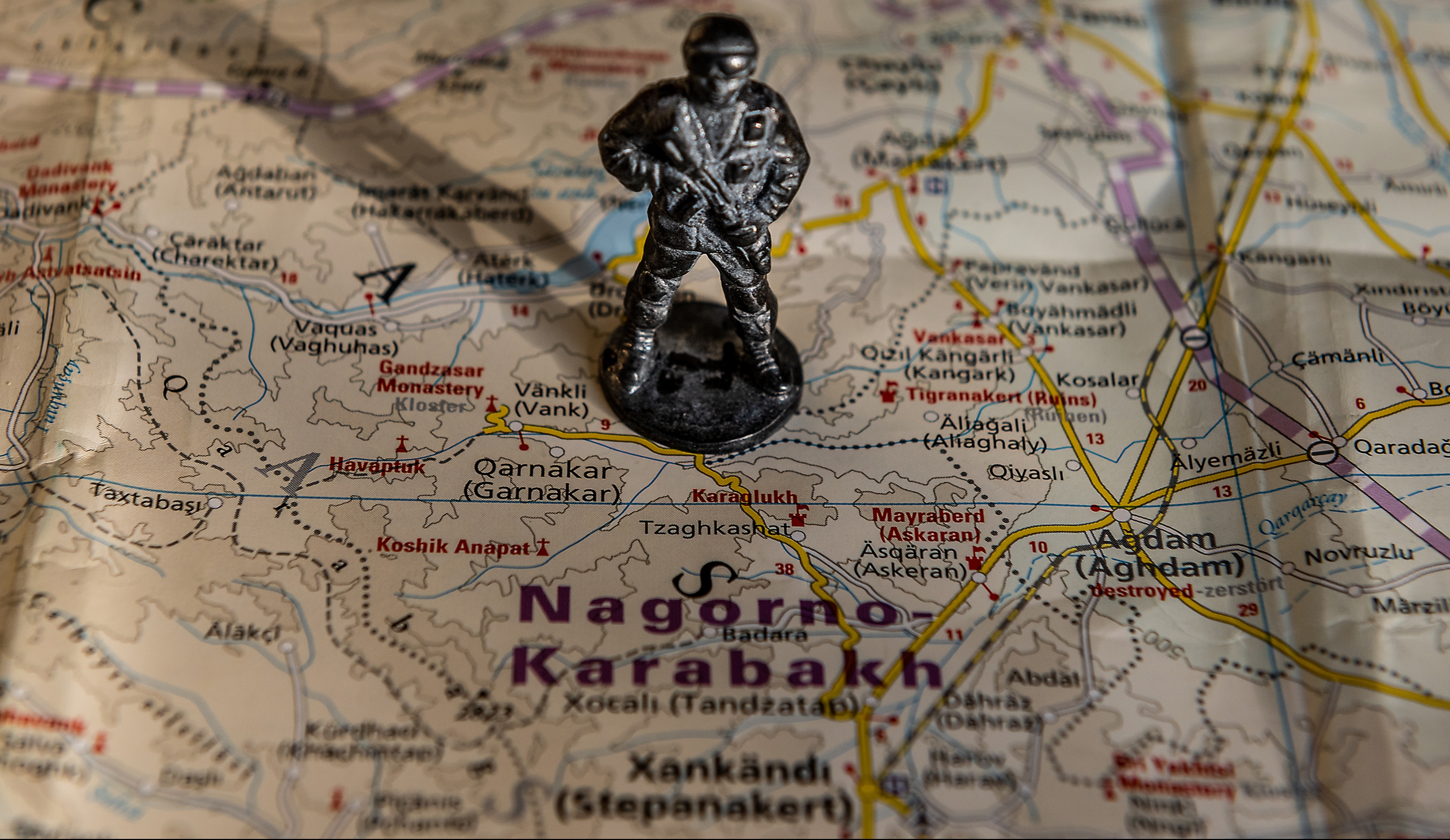 Figurina unui soldat înarmat pe harta Nagorno-Karabahului