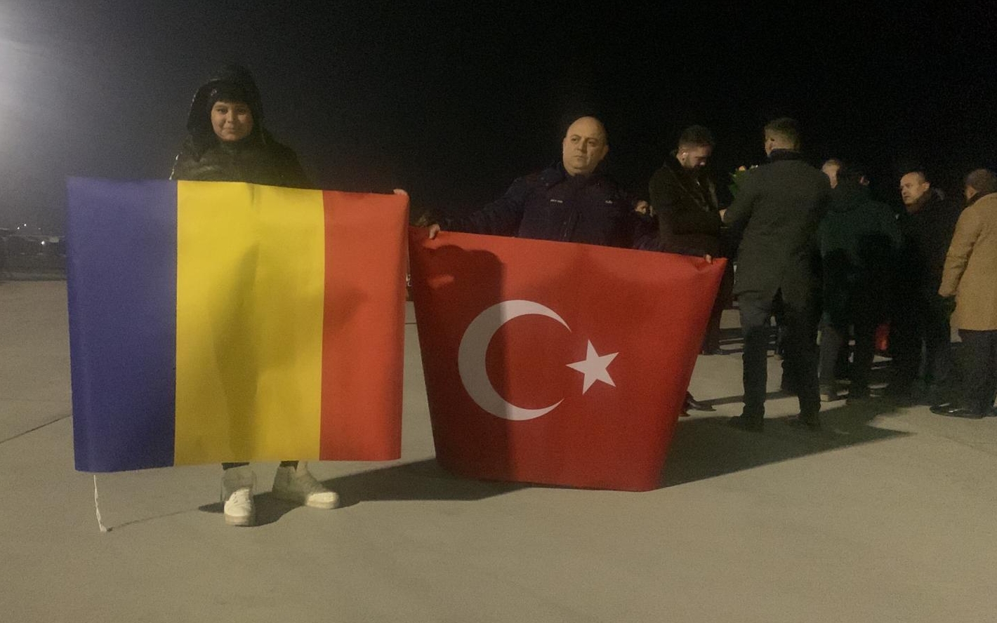 Salvatorii români așteptați la aeroport