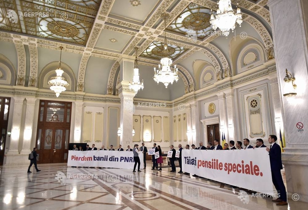 Protest al parlamentarilor USR în foaierul sălii de plen a Senatului față de proiectul pensiilor speciale