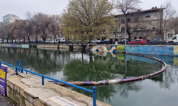 Barieră plutitoare menită să oprească deşeurile de pe râul Dâmboviţa