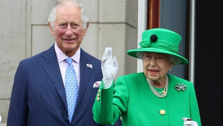 Regele Charles al III - lea și Regina Elisabeta a II-a