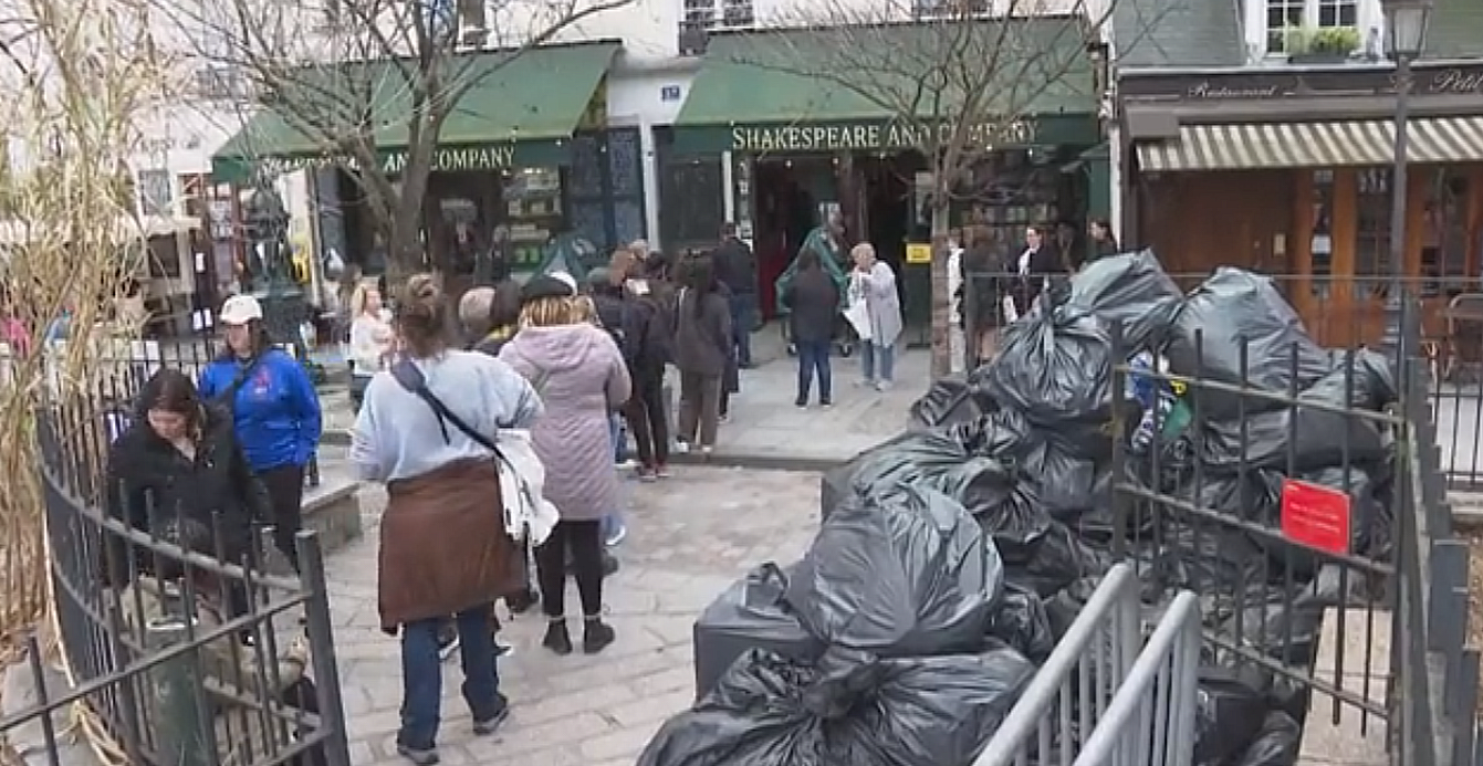 Mai mult de 8.000 de tone de gunoaie pe străzile din Paris