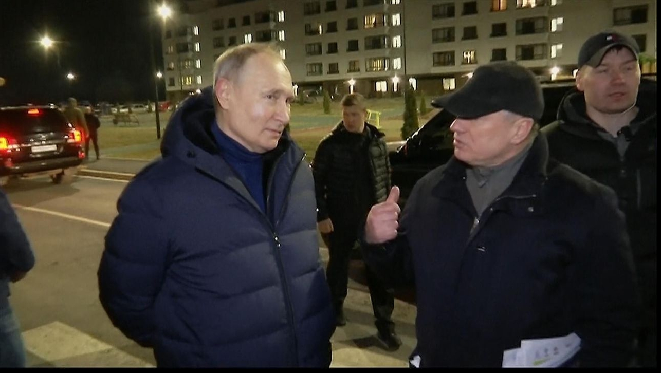 Captură video din timpul vizitei lui Putin în Mariupol