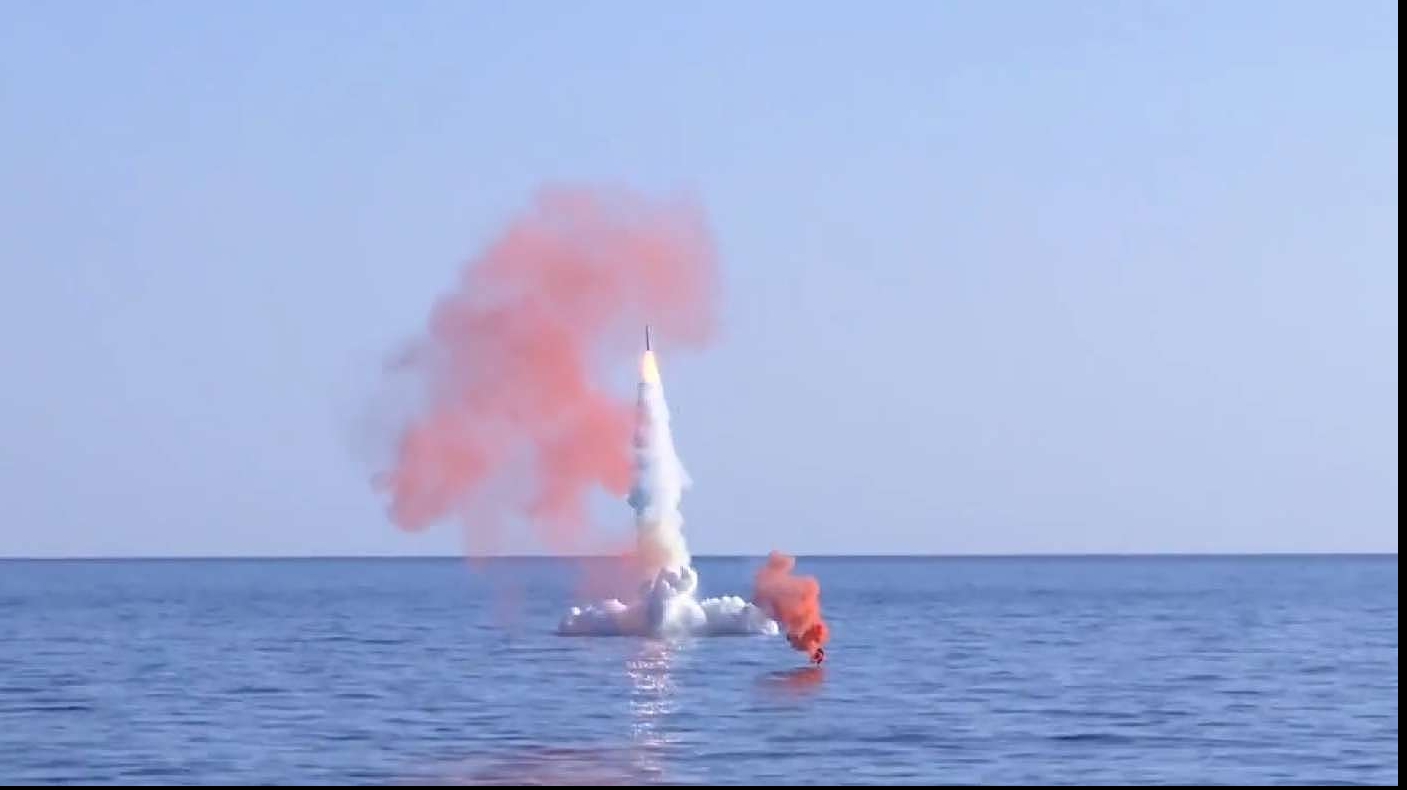 Test cu rachetă de pe un submarin în imersiune din Marea Japoniei / captura video