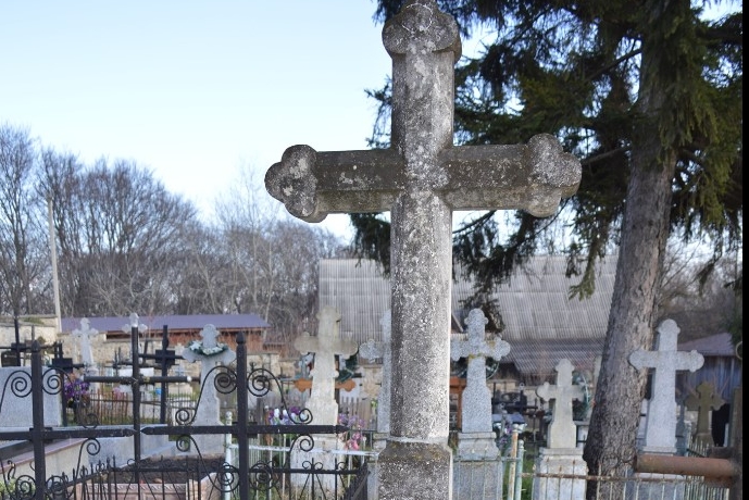 Morminte românești scoase la licitație