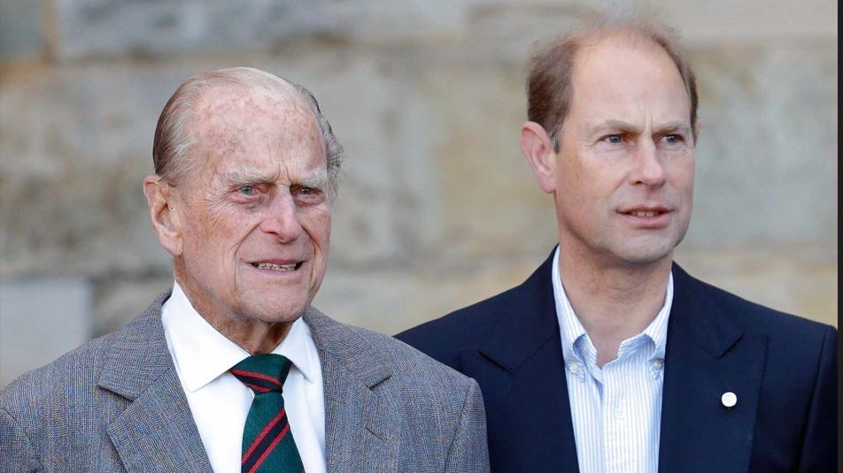 Prințul Philip fostul Duce de Edinburgh și fiul său Edward cel care a primit recent titlul