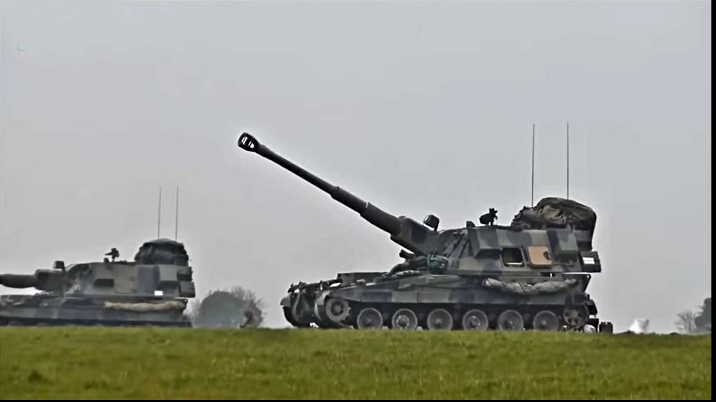 Sisteme de artilerie AS-90 / captura video