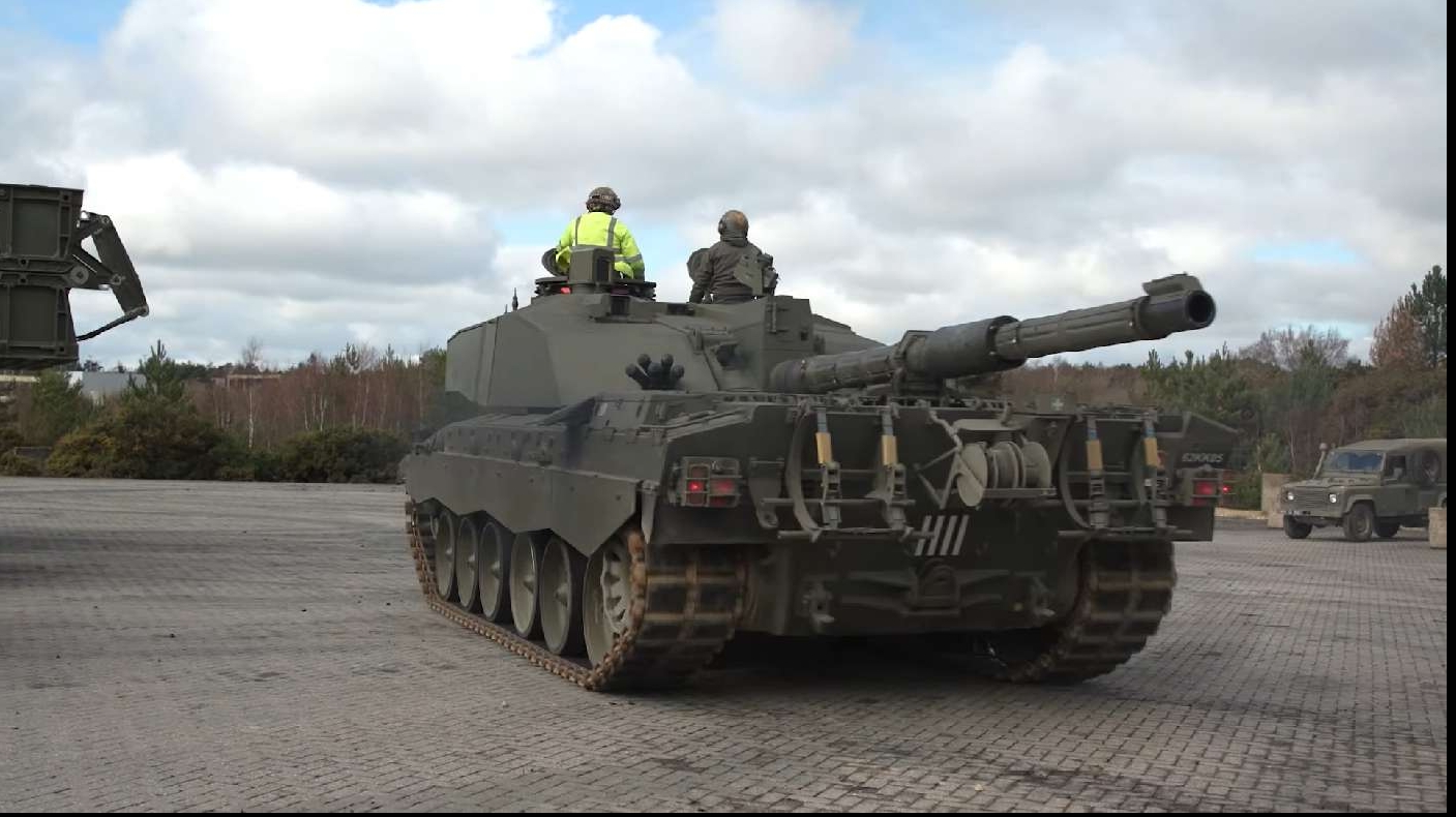 Primele tancuri britanice Challenger au sosit în Ucraina / captura video