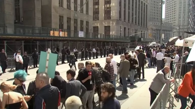 Manifestanţi pro şi contra lui Donald Trump au umplut marţi străzile din jurul tribunalului din New York unde fostul preşedinte s-a prezentat