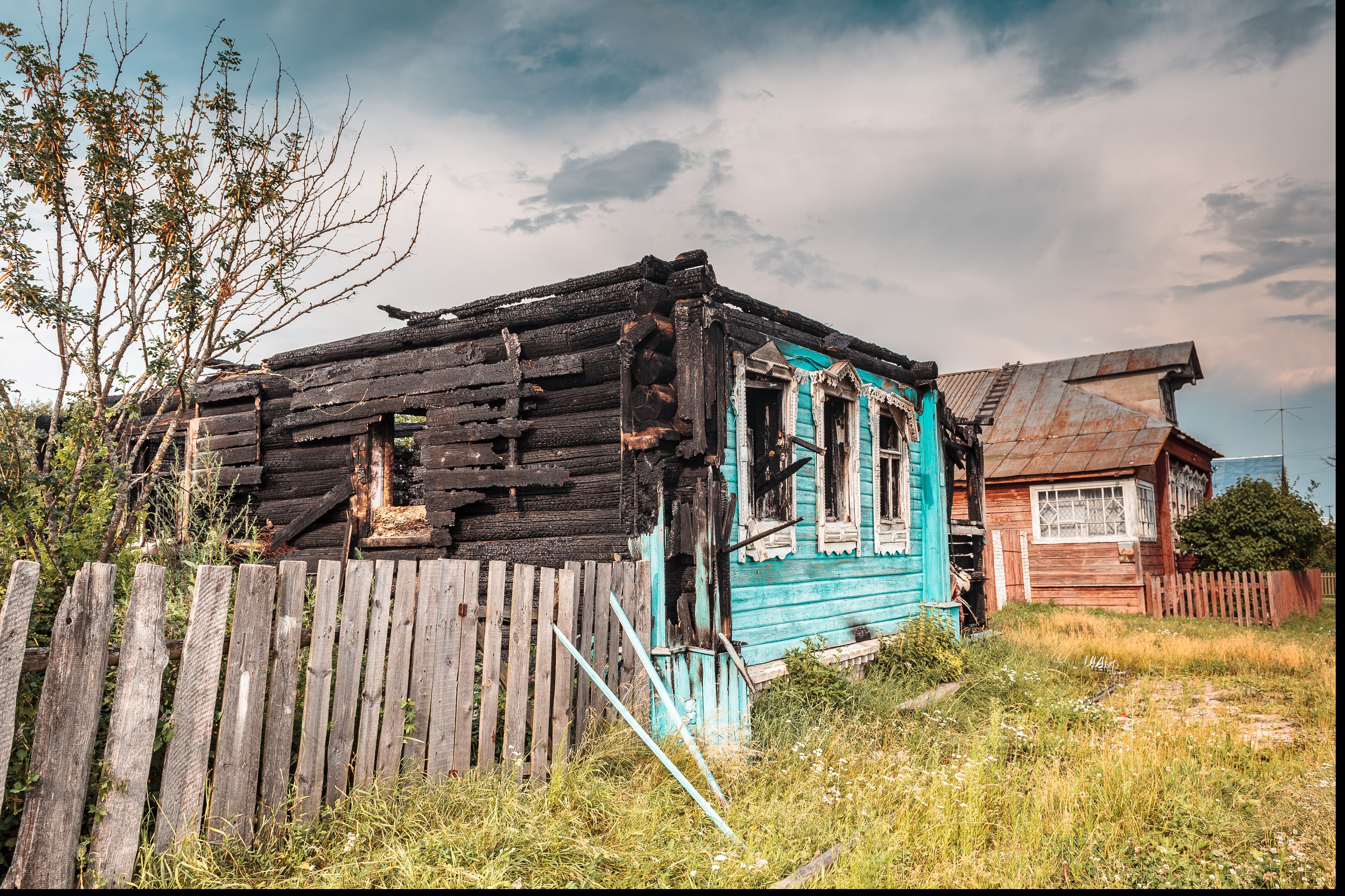 O casă arsă într-un sat din Rusia