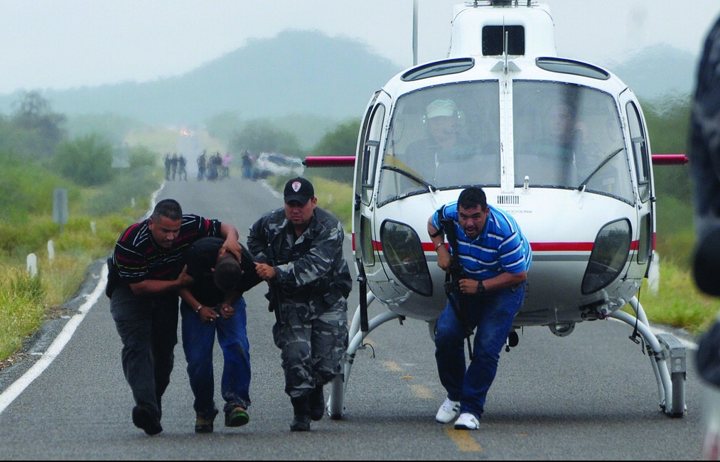 Poliția coboară dintr-un elicopter un presupus traficant de droguri în Hermosillo în statul Sonora