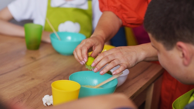 Terapia prin gătit crește șansele de recuperare pentru copiii cu autism retard mental ori sindrom Down