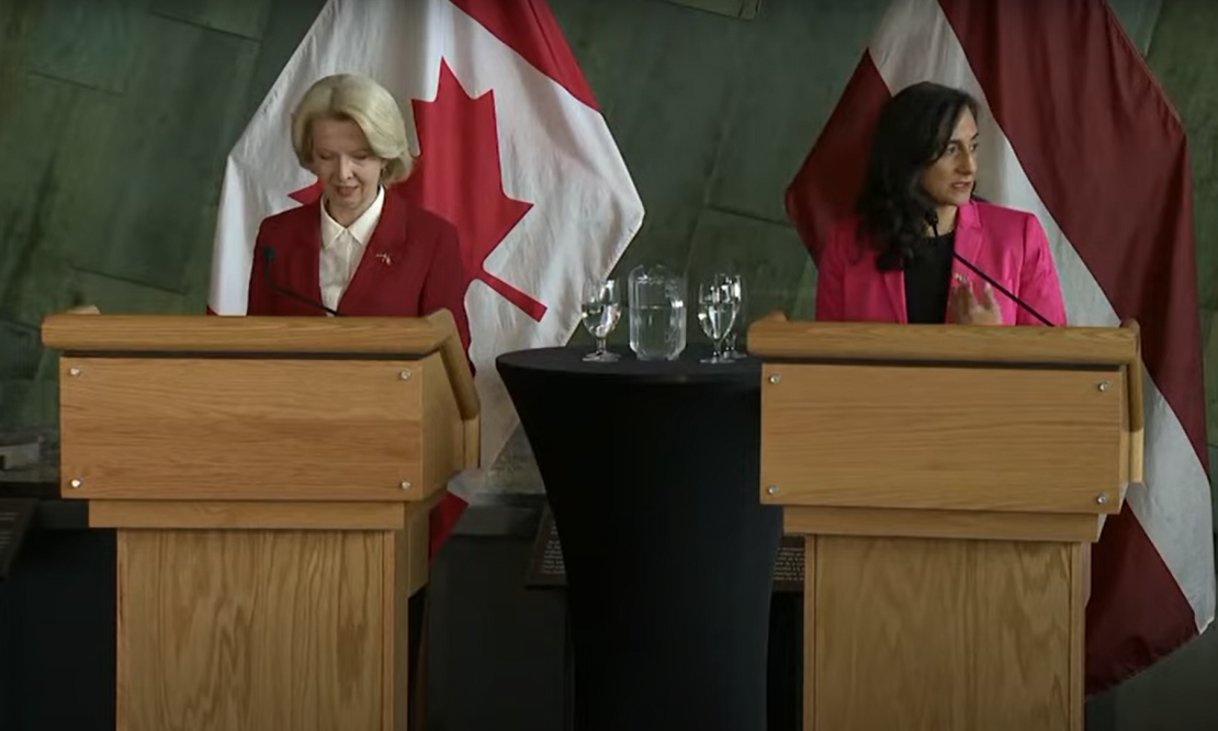 Ministrul canadian al Apărării Anita Anand și omoloaga sa letonă Inara Murniece