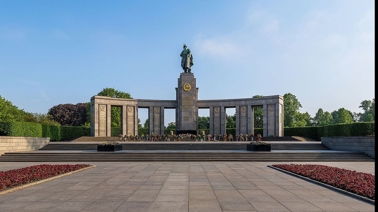 Monumentul sovietic din Tiergarten / Wikimedia