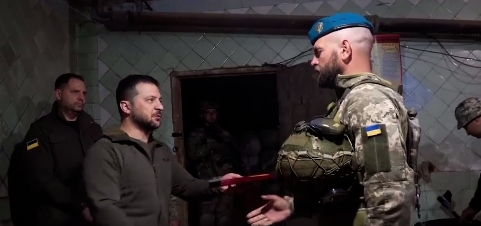 Volodimir Zelenski a vizitat poziţii din prima linie în zona de apărare Vugledar-Mariinka