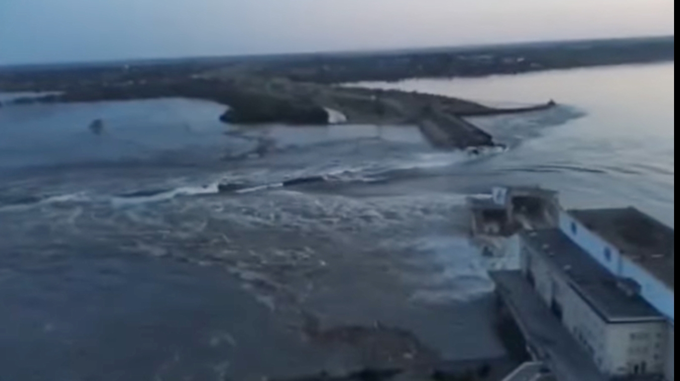Barajul distrus de la Nova Kahovka / captura video