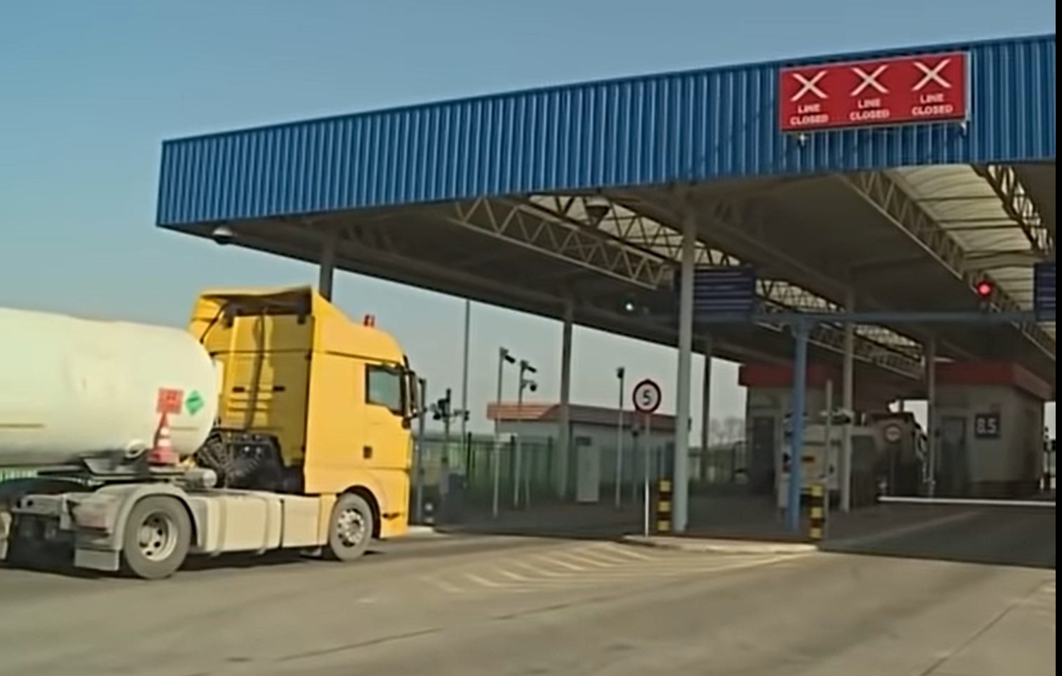 Agricultori polonezi au blocat la graniţă intrarea camioanelor ucrainene / captura video